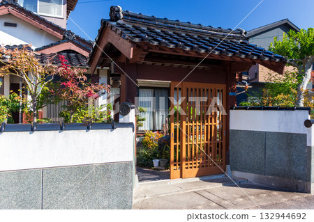 Residential Japanese-style gate 132944692