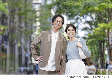 一對三十多歲的男人和女人對著鏡頭微笑 一對三十多歲的男人和女人對著鏡頭微笑 132944781