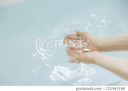 女人的手舀熱水 132945198