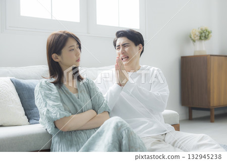 A couple in the living room 132945238