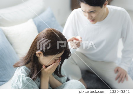 一對夫婦在客廳裡 132945241