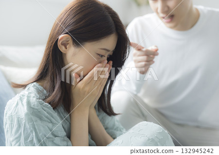 一對夫婦在客廳裡 132945242