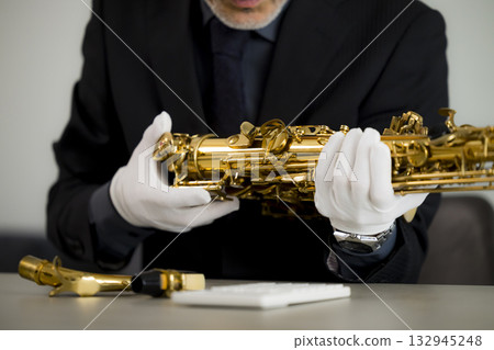 老人正在維護薩克斯風 132945248