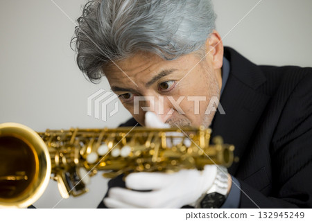 老人正在維護薩克斯風 老人正在維護薩克斯風 132945249