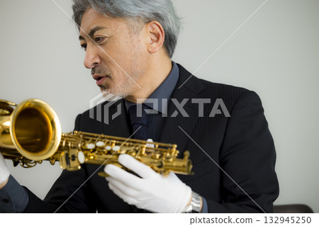 老人正在維護薩克斯風 132945250