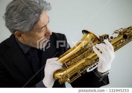 老人正在維護薩克斯風 老人正在維護薩克斯風 132945253