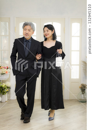 一對中年夫妻約會的形象 一對中年夫妻約會的形象 132945310