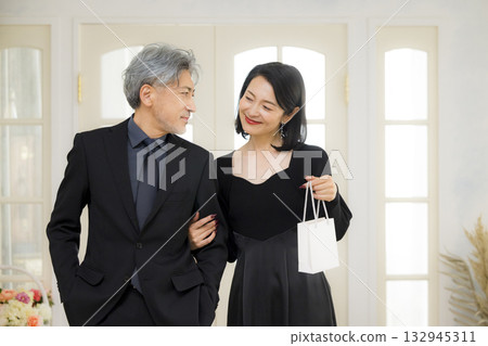 一對中年夫妻約會的形象 132945311