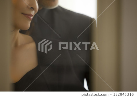 一對中年夫妻約會的形象 132945316