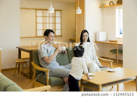 Family to relax in the living room 132945523