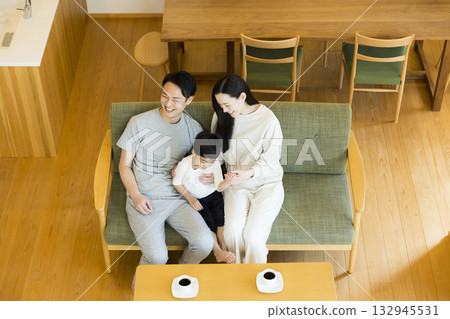 家庭在客廳放鬆身心 132945531