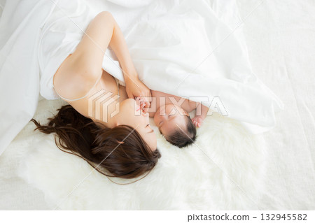 寶貝和媽媽 132945582