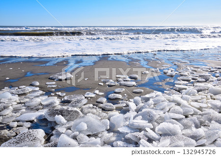 北海道大津海岸的珠寶冰 北海道大津海岸的珠寶冰 132945726