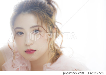 穿著粉紅色薄紗洋裝的女人 132945728