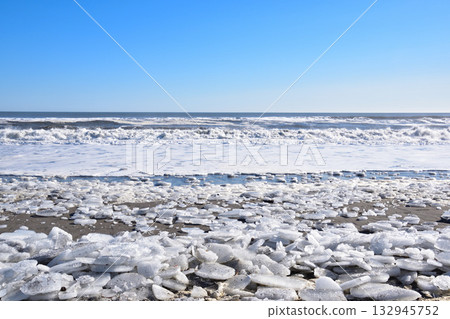 北海道大津海岸的珠寶冰 132945752