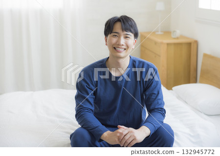 躺在床上伸展的男人 132945772