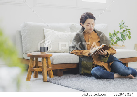 讀在沙發的婦女 讀在沙發的婦女 132945834