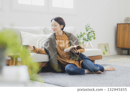 A woman reading on a sofa 132945835