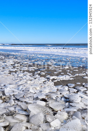 北海道大津海岸的珠寶冰 北海道大津海岸的珠寶冰 132945924