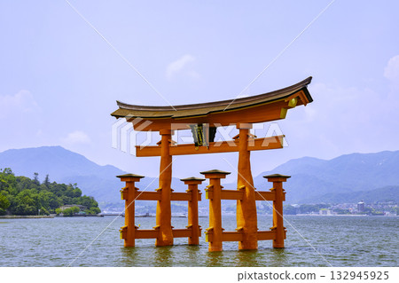 The large torii gate of Itsukushima Shrine, one of the Three Most Scenic Spots of Japan (Miyajimacho, Hatsukaichi City, Hiroshima Prefecture) 132945925