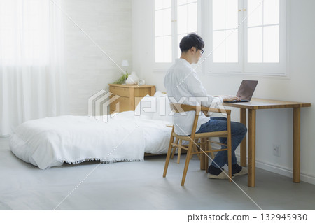 男人在臥室看智慧型手機 132945930