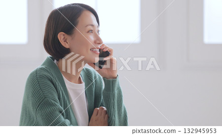 觀看智能手機的婦女 觀看智能手機的婦女 132945953