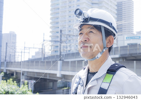 工人穿著全套安全帶 工人穿著全套安全帶 132946043