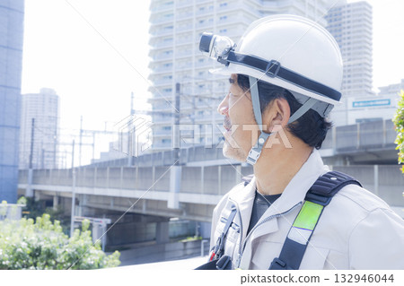 工人穿著全套安全帶 132946044