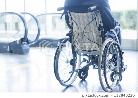 一名身穿西裝的男子坐在輪椅上 一名身穿西裝的男子坐在輪椅上 132946220
