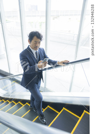 商人騎自動扶梯 商人騎自動扶梯 132946288