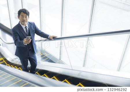 商人騎自動扶梯 132946292