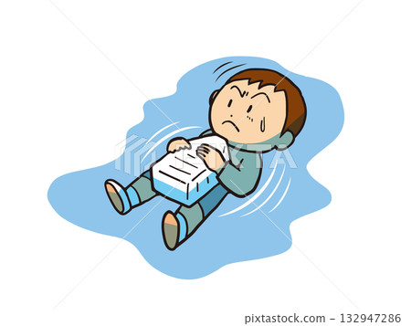 男孩仰面漂浮在水面上，手裡拿著一個塑膠瓶 132947286