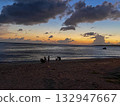 日落海灘和家庭剪影 日落海灘和家庭剪影 132947667