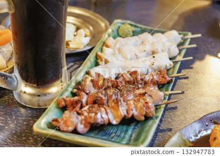 美味的烤雞串（雞肝）和冰啤酒 132947783