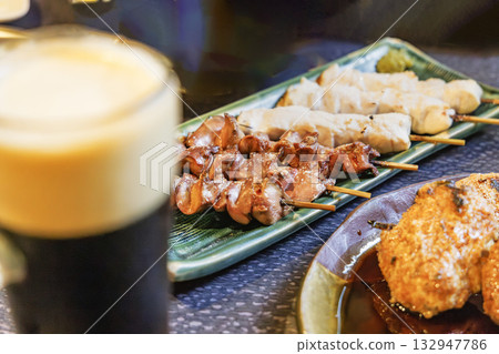 美味的烤雞串（雞肝）和冰啤酒 132947786