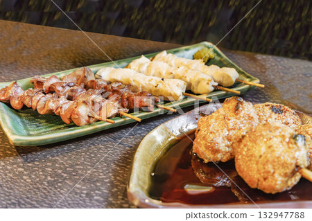 烤雞肉串作為居酒屋的宴會菜餚 132947788