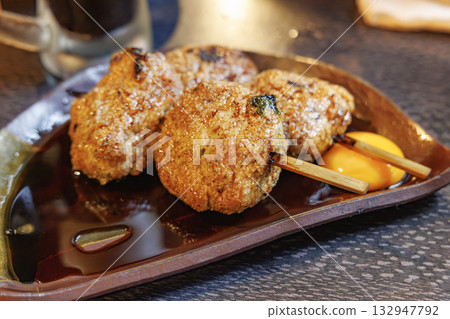 烤雞肉串作為居酒屋的宴會菜餚 132947792