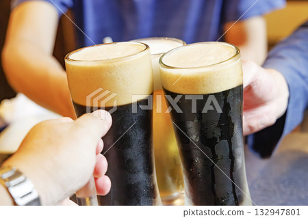 餐廳美味冰啤酒 132947801