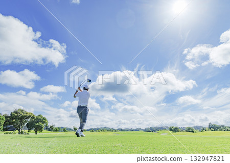 人們在美麗的綠色高爾夫球場上打球 132947821