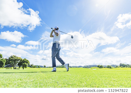 人們在美麗的綠色高爾夫球場上打球 132947822
