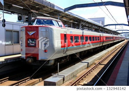 到八雲站在初夏的陽光下的出雲國...“特快八雲”系列381 132948142