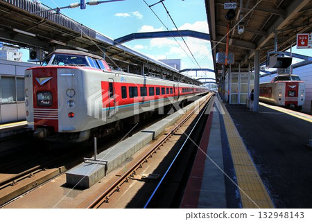 To Izumo no Kuni where Yakumo stands in the early summer sun ... "Limited Express Yakumo" Series 381 To Izumo no Kuni where Yakumo stands in the early summer sun ... "Limited Express Yakumo" Series 381 132948143