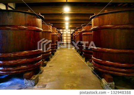 Cultivating fine sake... the sake brewery's "brewing barrels" Cultivating fine sake... the sake brewery's "brewing barrels" 132948388