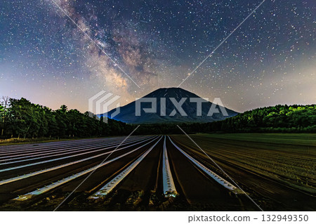 The Milky Way arch over Mount Yotei in Hokkaido 132949350