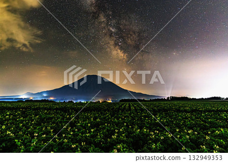 羊蹄山上空的銀河夜空 132949353