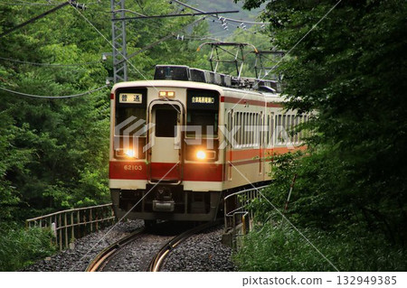 從奧絹鬱鬱蔥蔥的田園風光到南會津…6050系列列車平穩地穿梭於男鹿高原。 132949385