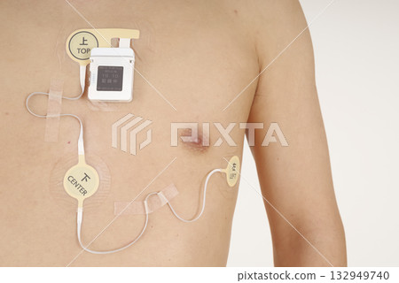 一位配戴心電圖動態心電圖監測儀的中年男子的胸部照片 一位配戴心電圖動態心電圖監測儀的中年男子的胸部照片 132949740