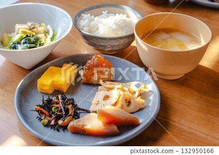 日式早餐包括玉子燒(捲蛋餅)、燉羊棲息菜和蓮藕炒菜 日式早餐包括玉子燒(捲蛋餅)、燉羊棲息菜和蓮藕炒菜 132950166