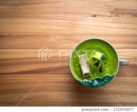 迷你躺椅和沙灘漂浮在抹茶拿鐵的表面 132950877