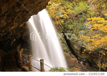 Autumn at Kaminari Falls, Nagano Prefecture Autumn at Kaminari Falls, Nagano Prefecture 132951180